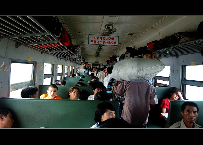 那辆驶向家乡或与之相反的绿皮火车.