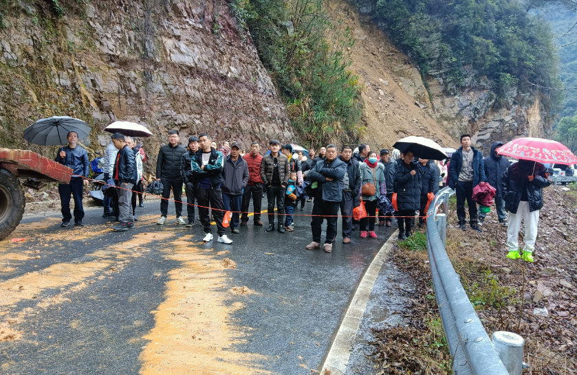 灌阳县西山瑶族乡:紧急清理道路塌方,保障群众安全出行