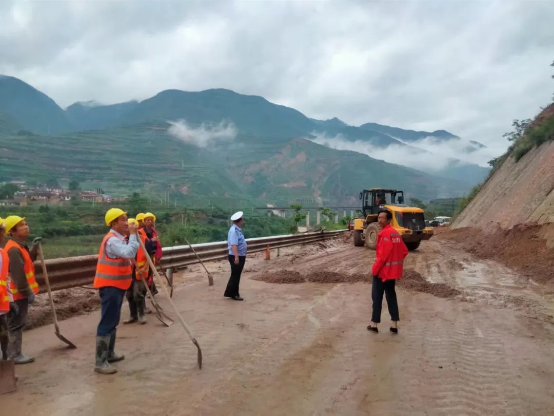 g310牛北公路因暴雨致山体滑坡实行交通管制