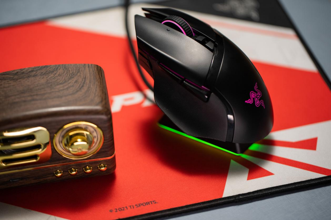 无线鼠标界的佼佼者丨雷蛇巴塞利斯蛇终极版