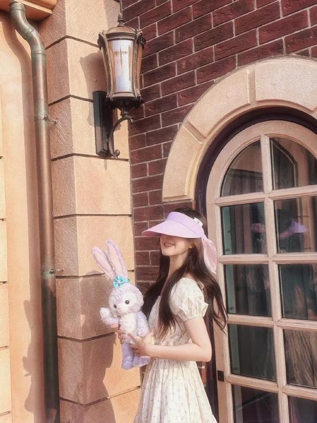 赵露思晒迪士尼游玩照片,分享积极的生活态度