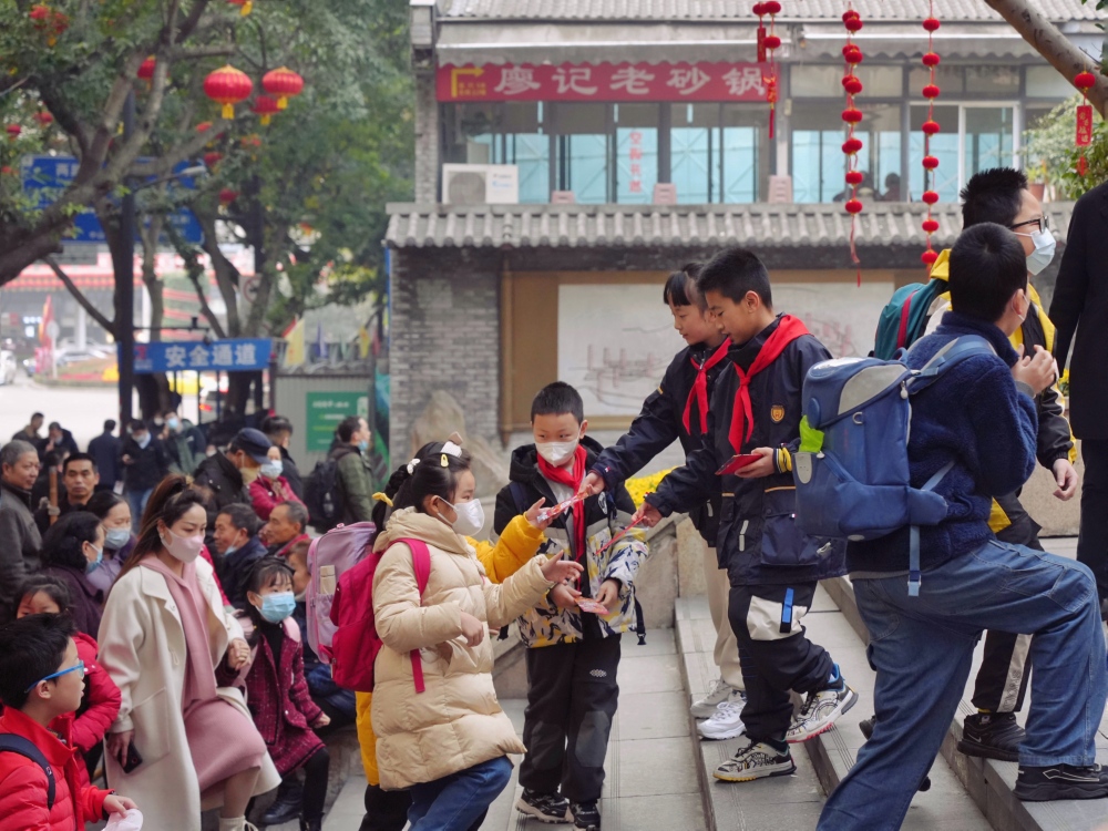 开学礼 重庆市人民小学给学生送上大红包祝福