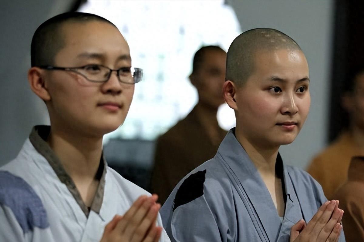 太过分!浓重妆容,狂欢作乐,五台山漂亮的"女僧"怎这般放肆?