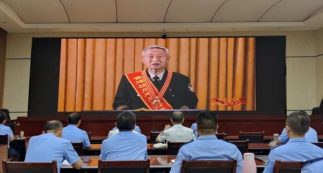 酒泉市公安局组织学习宣传"七一勋章"获得者崔道植同志先进事迹