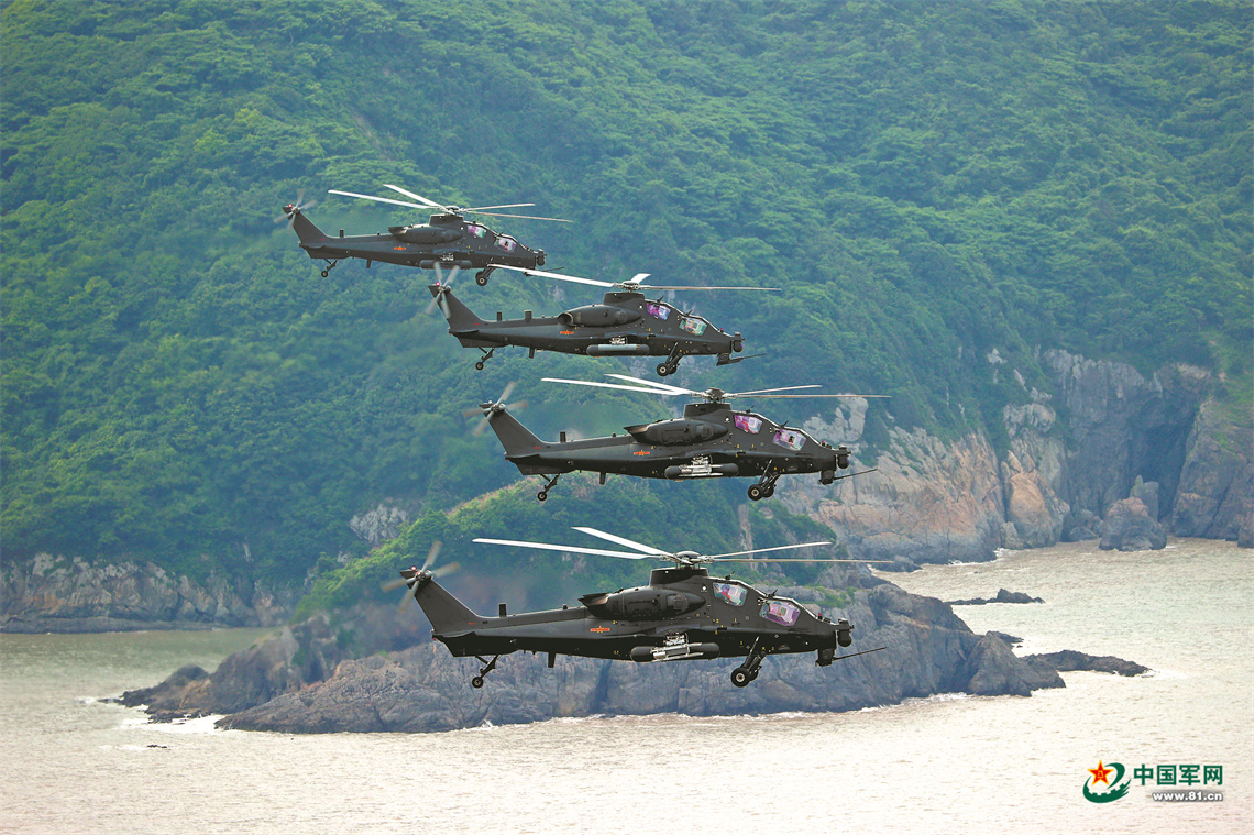 铁翼飞旋啸海天,某陆航旅开展实兵实弹演练