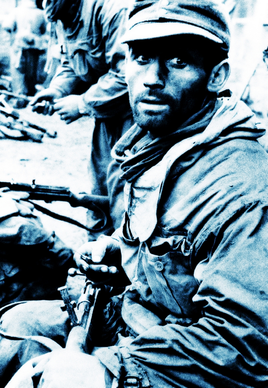 1942年11月,斯大林格勒战役期间,一名德军士兵头戴钢盔,头戴银色突击