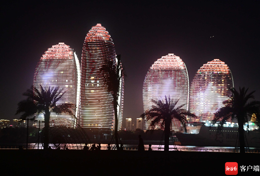 原创组图|凤凰岛点亮"七彩灯" 三亚夜间打卡好去处