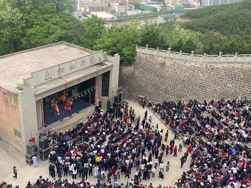 延安清凉山庙会人潮涌动 万人朝山祈福