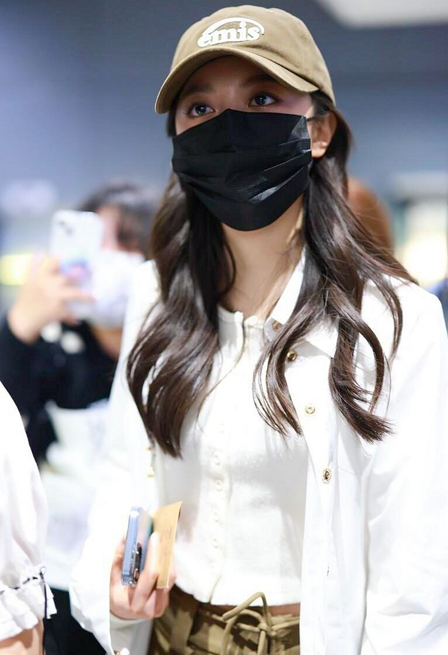 赵今麦机场街拍,白衬衫搭配卡其色阔腿裤,棒球帽干净随性!