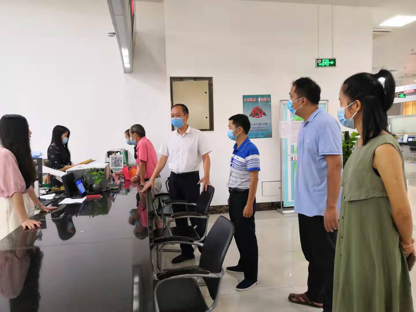 玉林市自然资源局总规划师任飞宇(着白衬)到自然资