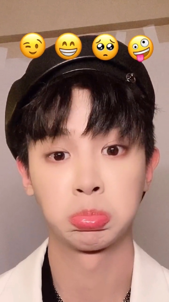 酷boy的可爱开关已打开 黄明昊的emoji挑战甜度满分