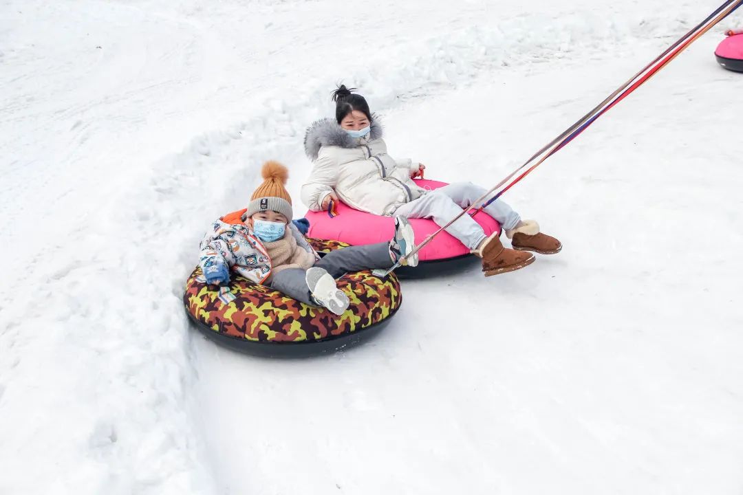 滑雪迎新年,元旦小長假伏牛山滑雪樂園持續火爆