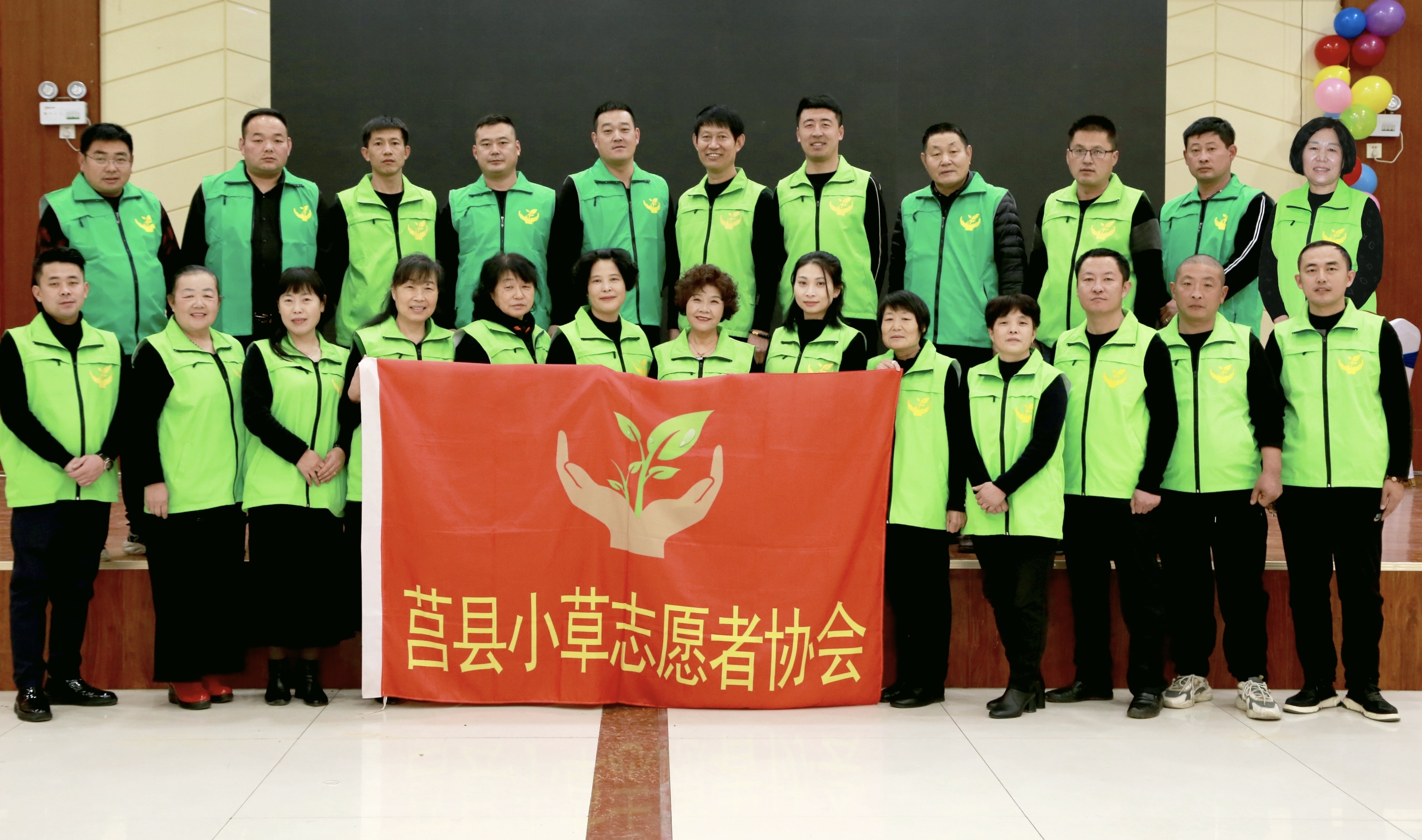 一棵"小草"暖莒城