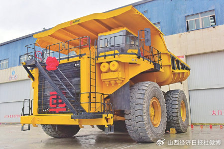 矿车"巨无霸"驶上世界屋脊