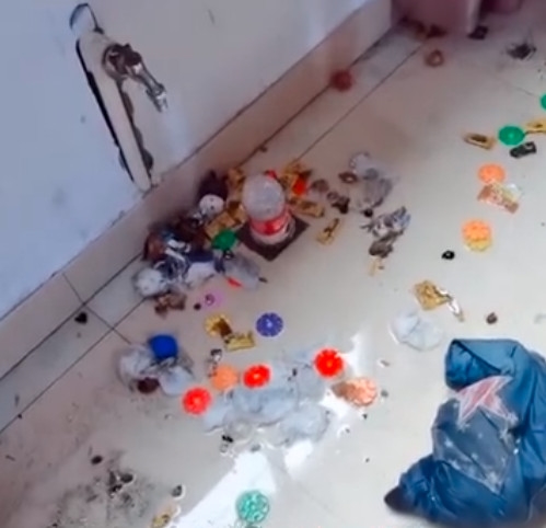 魔幻!台风过后男子家中下水道喷垃圾 网友:漂流瓶都去你家了