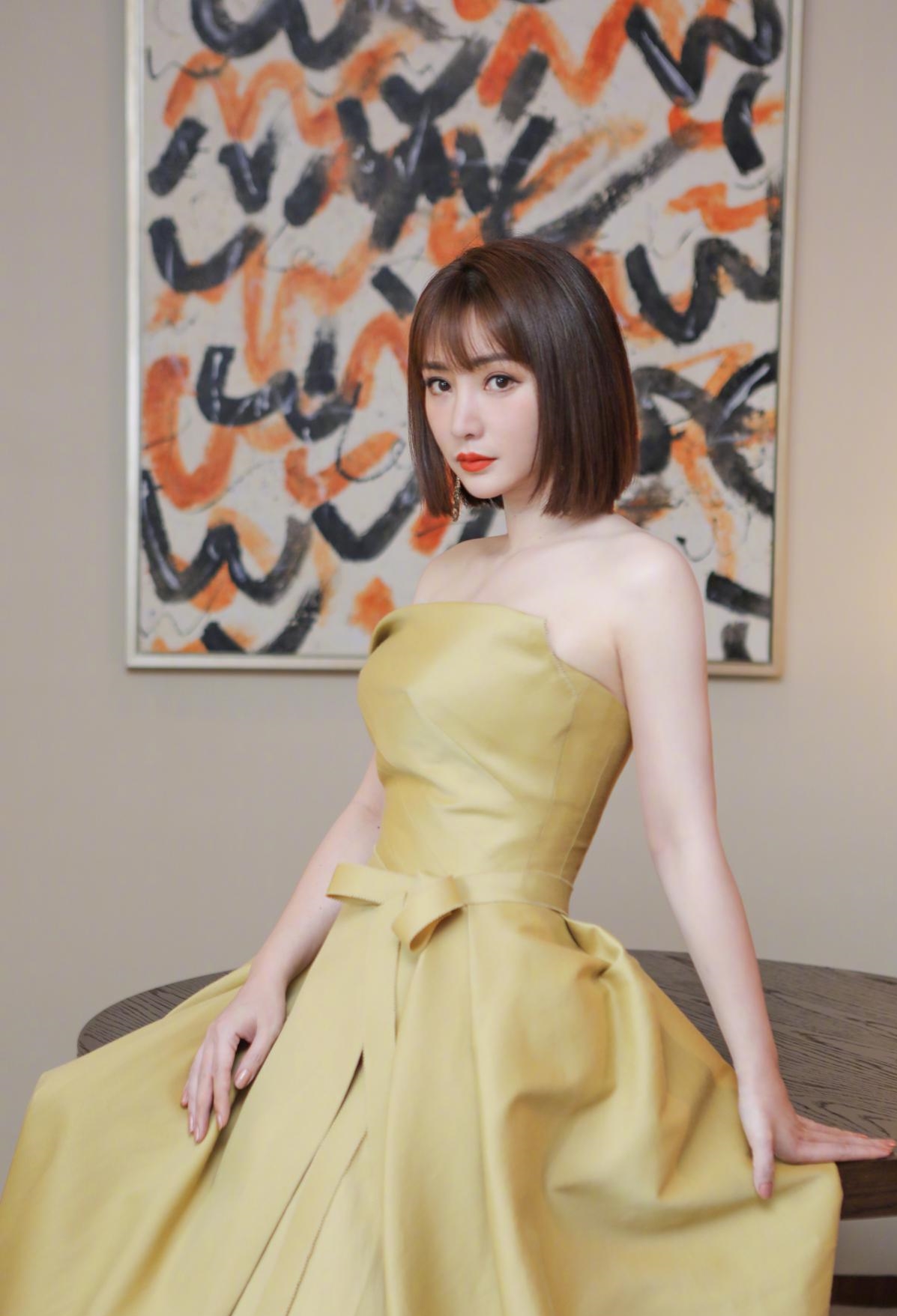 柳岩终于换发型,波波头短发配空气刘海美成少女