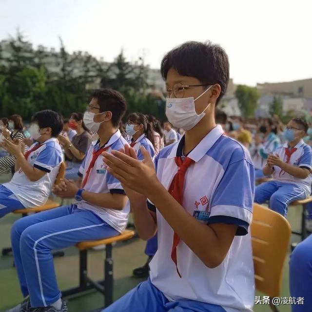 青岛智荣中学校服图片