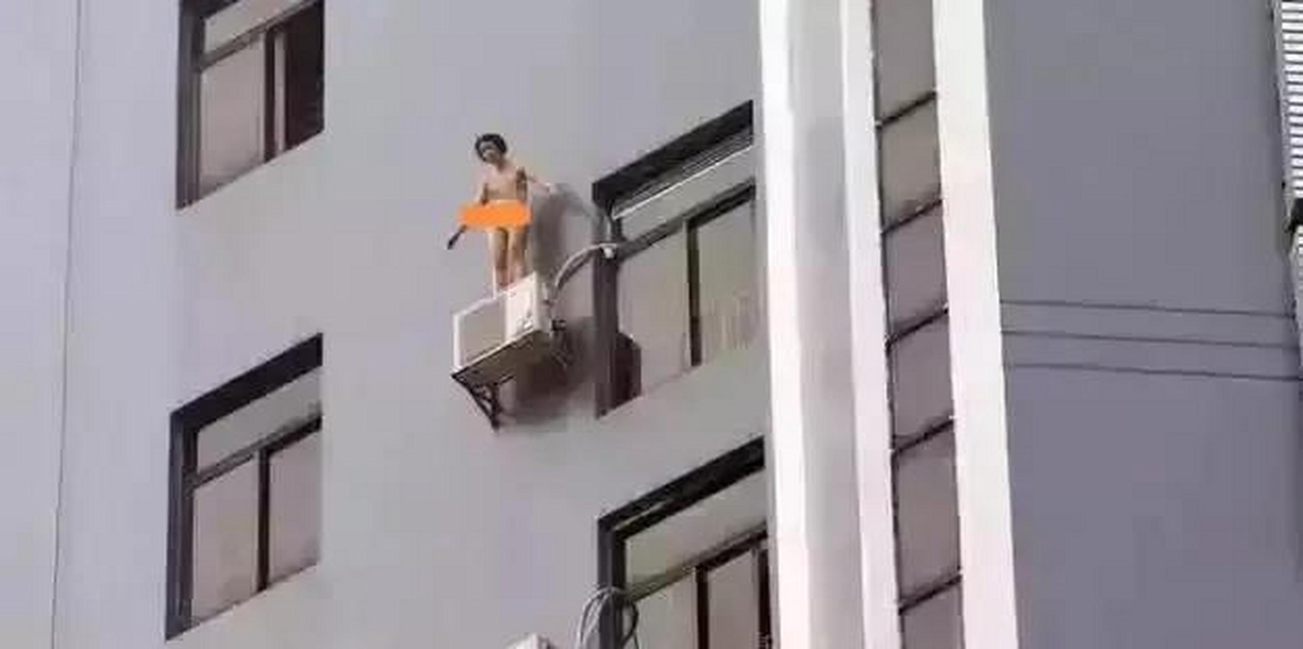 女子一丝不挂,似乎要跳楼.救下来才知道,原来因为这个.