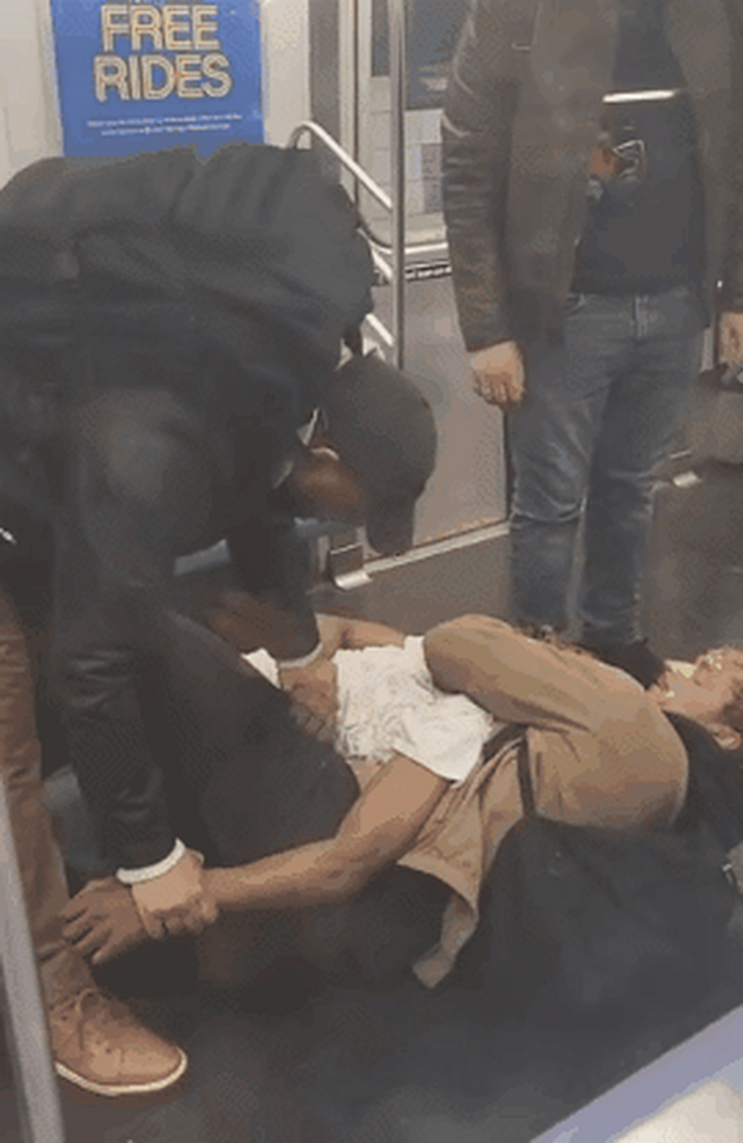 美军士兵勒死流浪汉,一把按倒在地铁上,锁喉整整15分钟  这起悲剧发生