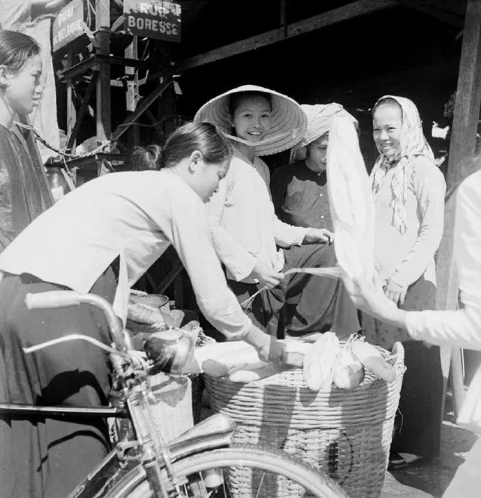 老照片:1950年越南西贡街景,随处可见的人力车夫