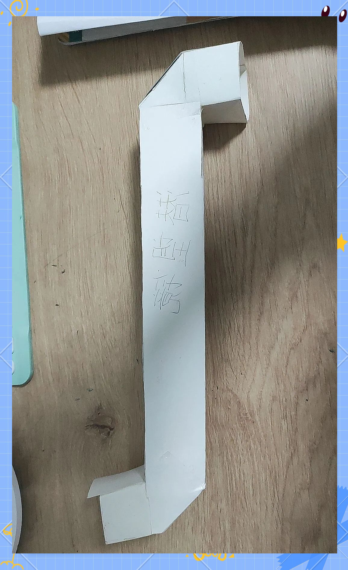 五年级学生在科技节中展示自制潜望镜成果