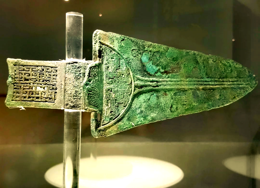 一件商代中晚期的直内三角援戈文物