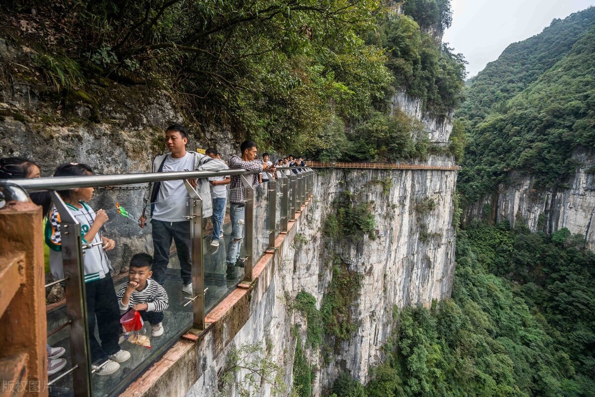 国庆假期,贵州省毕节市大方县油杉河景区内游人如织,络绎不绝