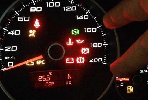 油表指针刚到红色还能开吗