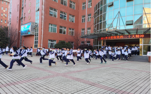 威宁八中成功举行防震减灾消防应急演练