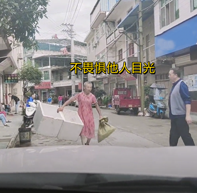 真正的女装大佬!陕西大爷穿女裙引议论,"打扮比他老婆还前卫"