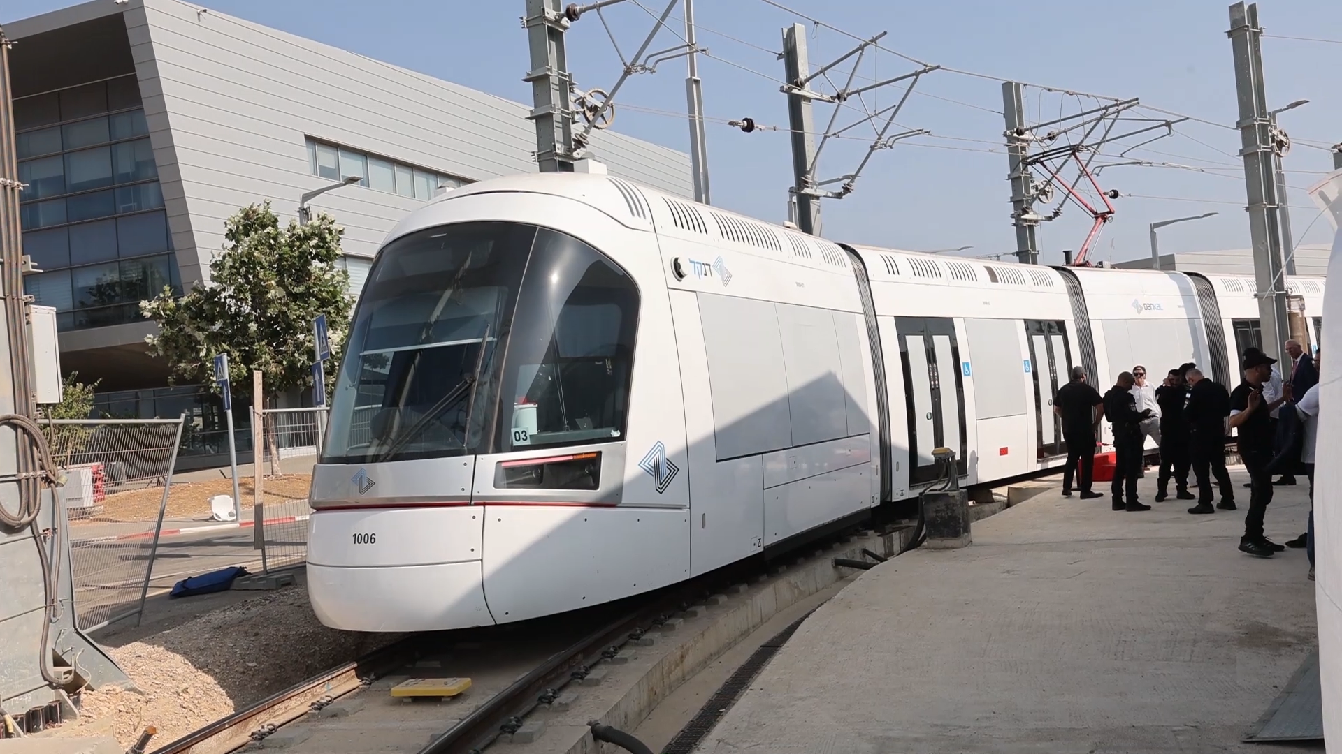 以色列特拉维夫举行首条轻轨开通仪式