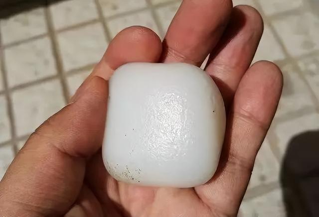 这种和田玉料不贵又超级油润,仿佛是一块油疙瘩