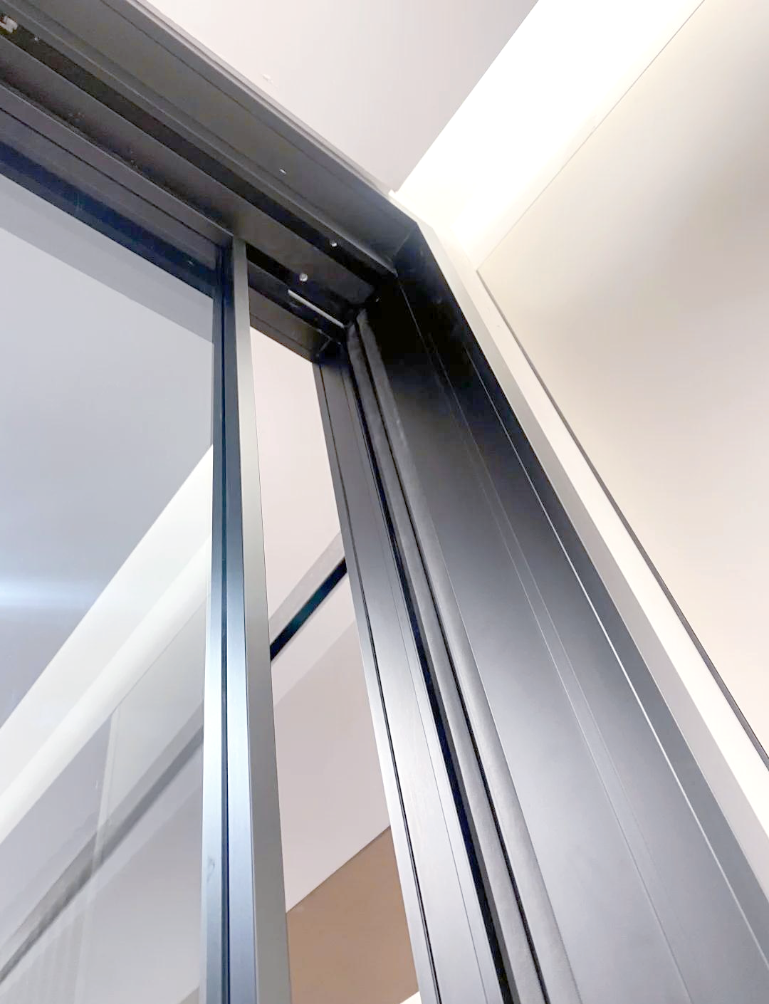 tata黑色边框玻璃推拉门:打造家居时尚新选择