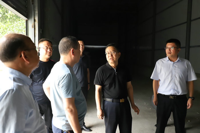 闫兴斌调研指导乾县纺织企业生产经营工作