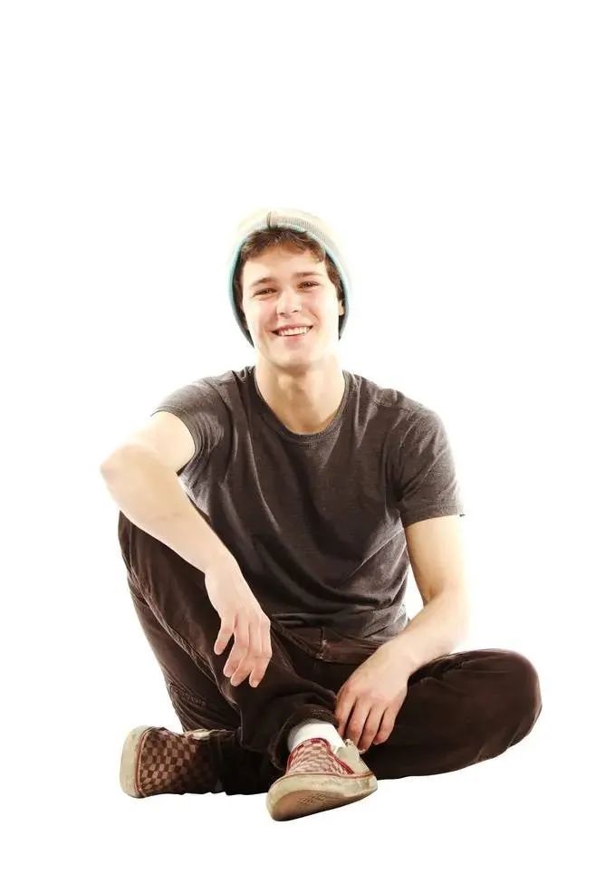 盘着腿坐在椅子上