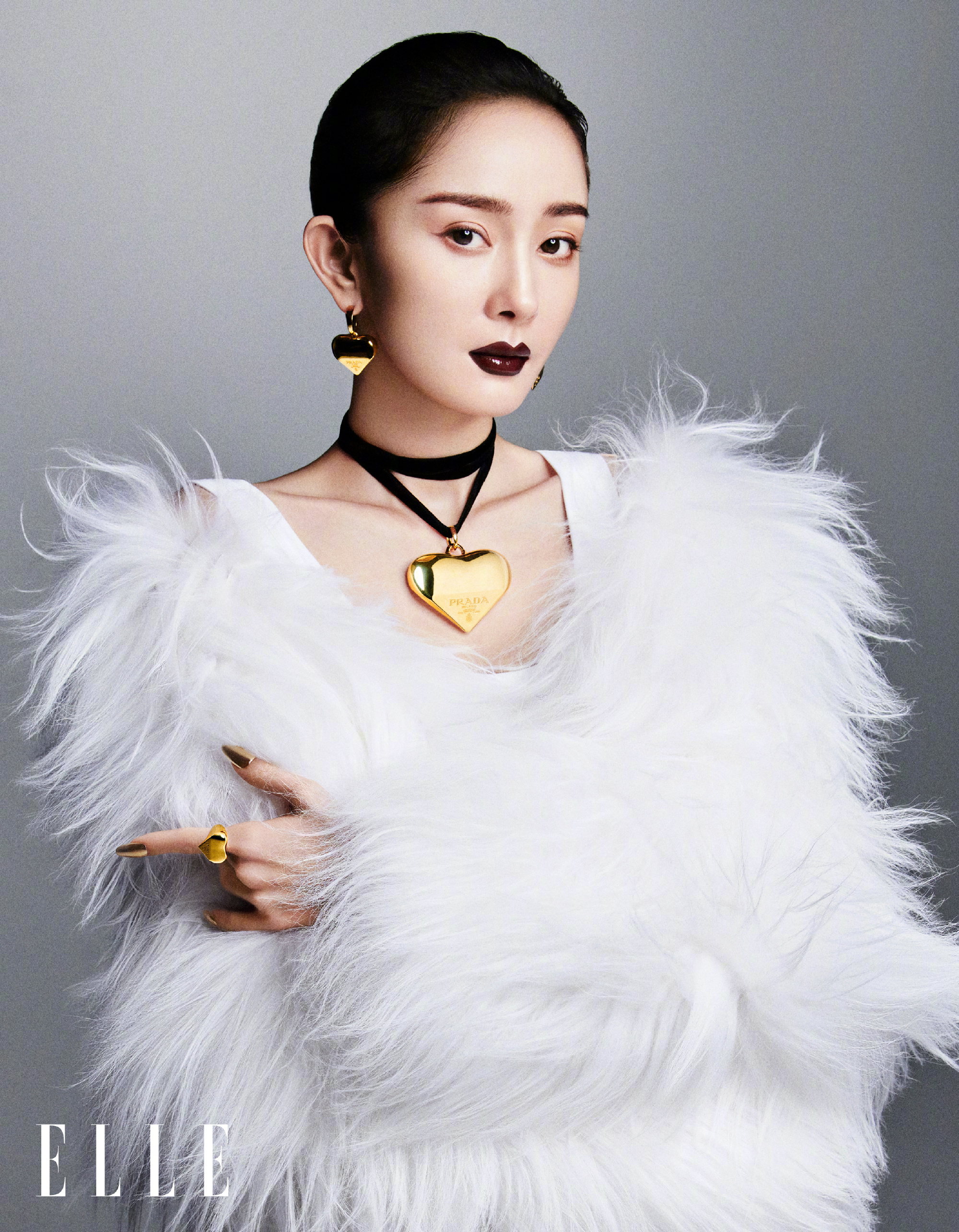 杨幂身穿黑白质感大片,女王气场全开,时髦又惊艳!