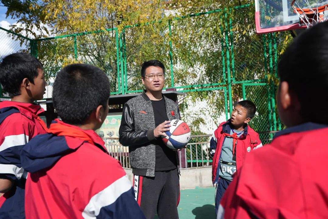 【浙里甘孜】乡城中学教师毛承推广"小篮球"  培养少年"篮球梦"