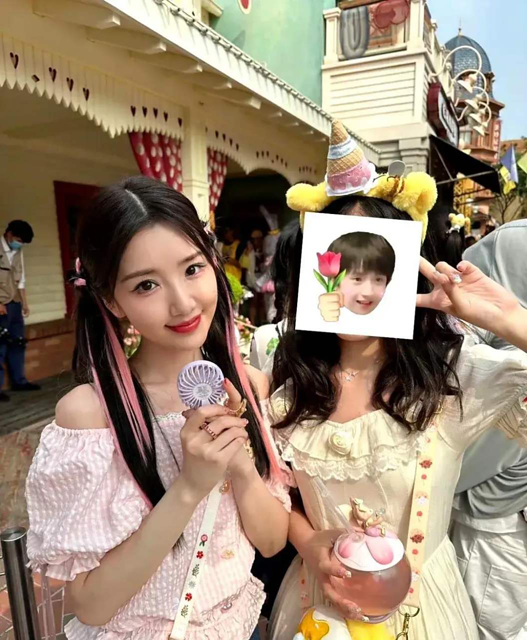 毛晓彤逛迪士尼乐园,与粉丝合影照,拿着小巧玲珑电风扇,就处境了,被你