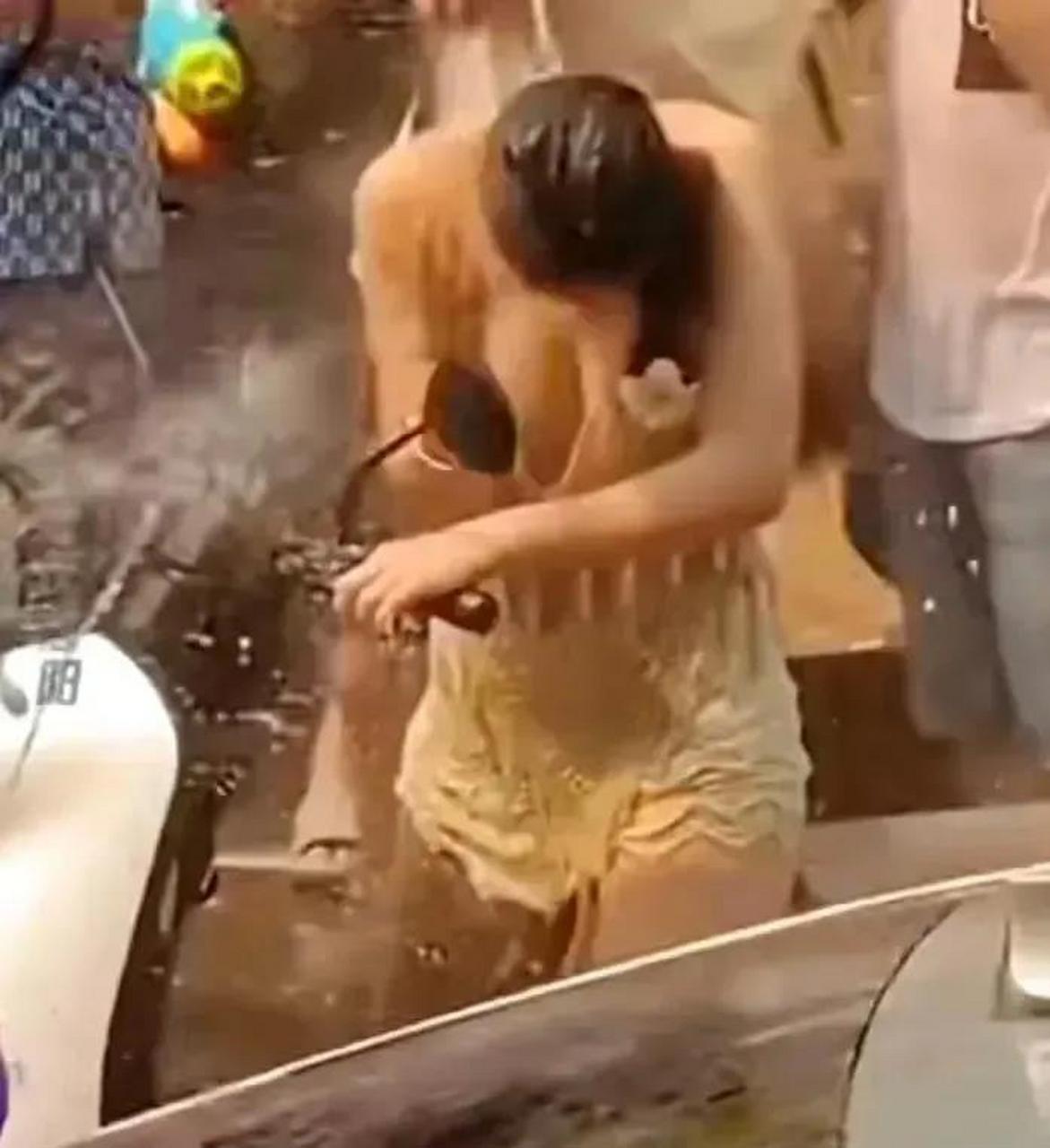 看看这些被围攻的女孩,有的只是路过,有的就是去