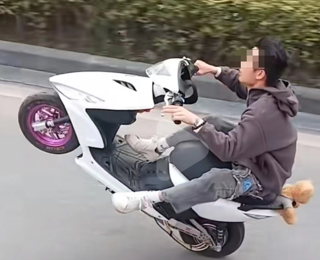 飙车"翘头"耍酷?栽了!