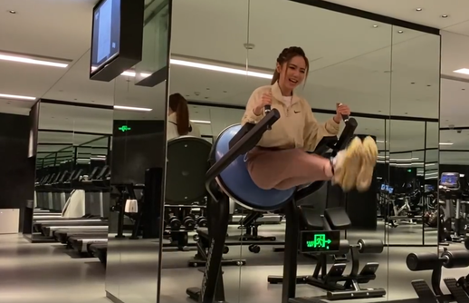 邓紫棋使用的是悬垂举腿的退阶动作 邓紫棋在视频中是让双肘支撑身体