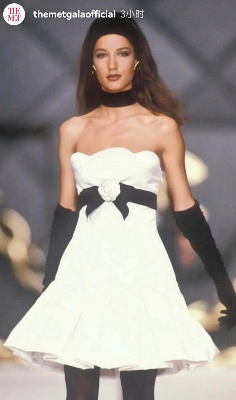 这是我第一次看到连jennie的身材撑不住的裙子.它正在参加什么活动?