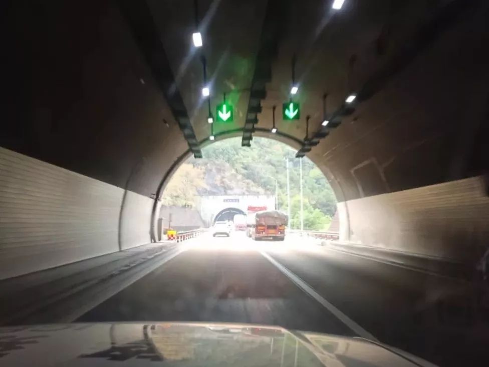 "明适应" "暗适应",隧道行车安全先行,高速交警提醒:进隧道请开灯减速