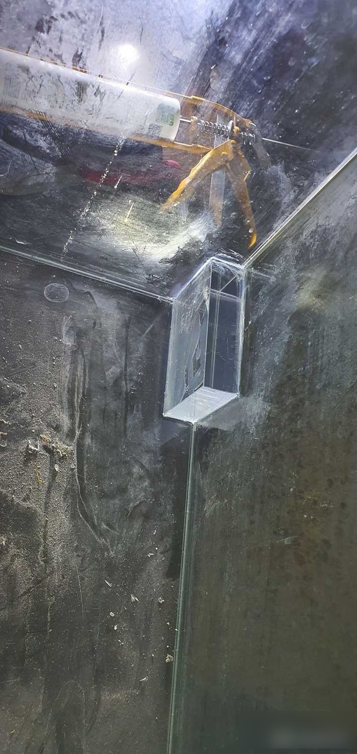 60鱼缸背面底部裂了,轻微渗水,怎么修补?