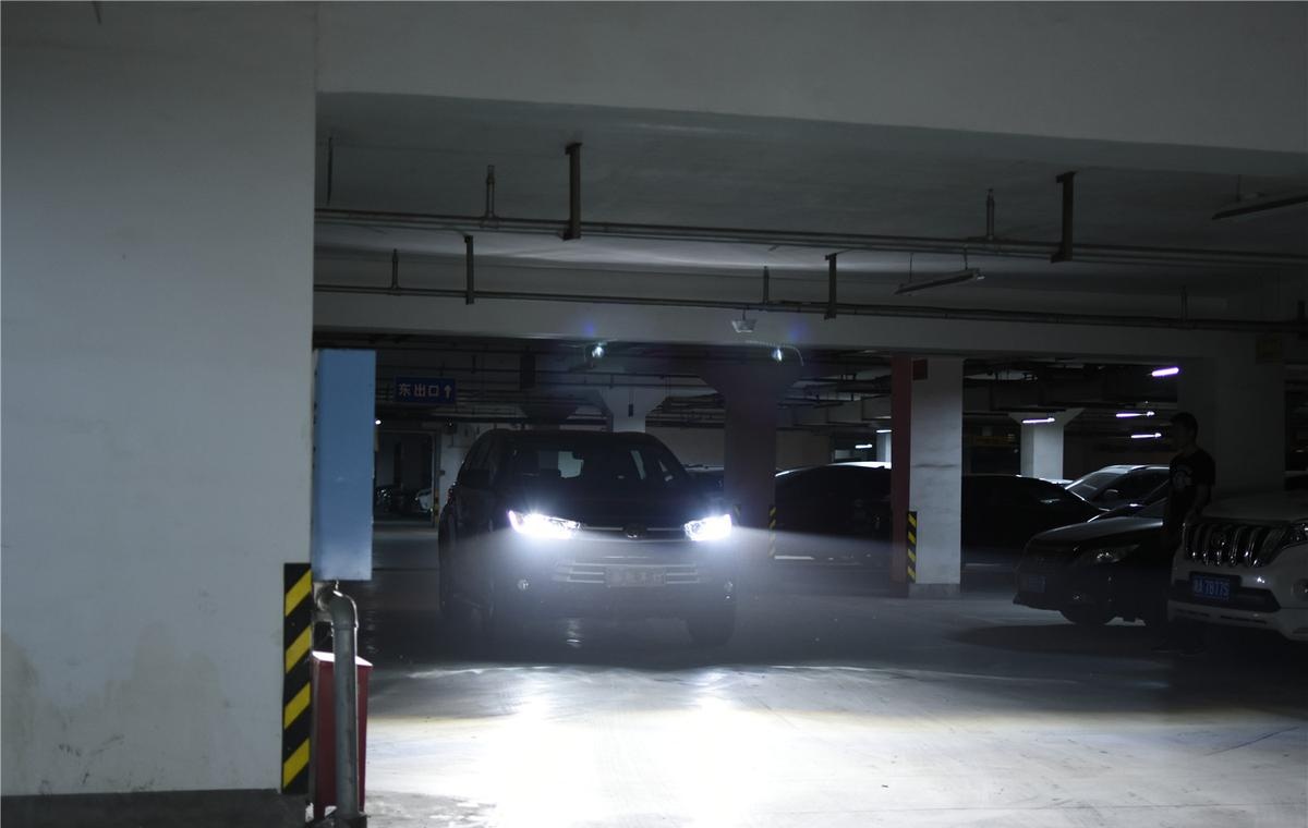 停车场车位上的感应灯是摄像头吗?