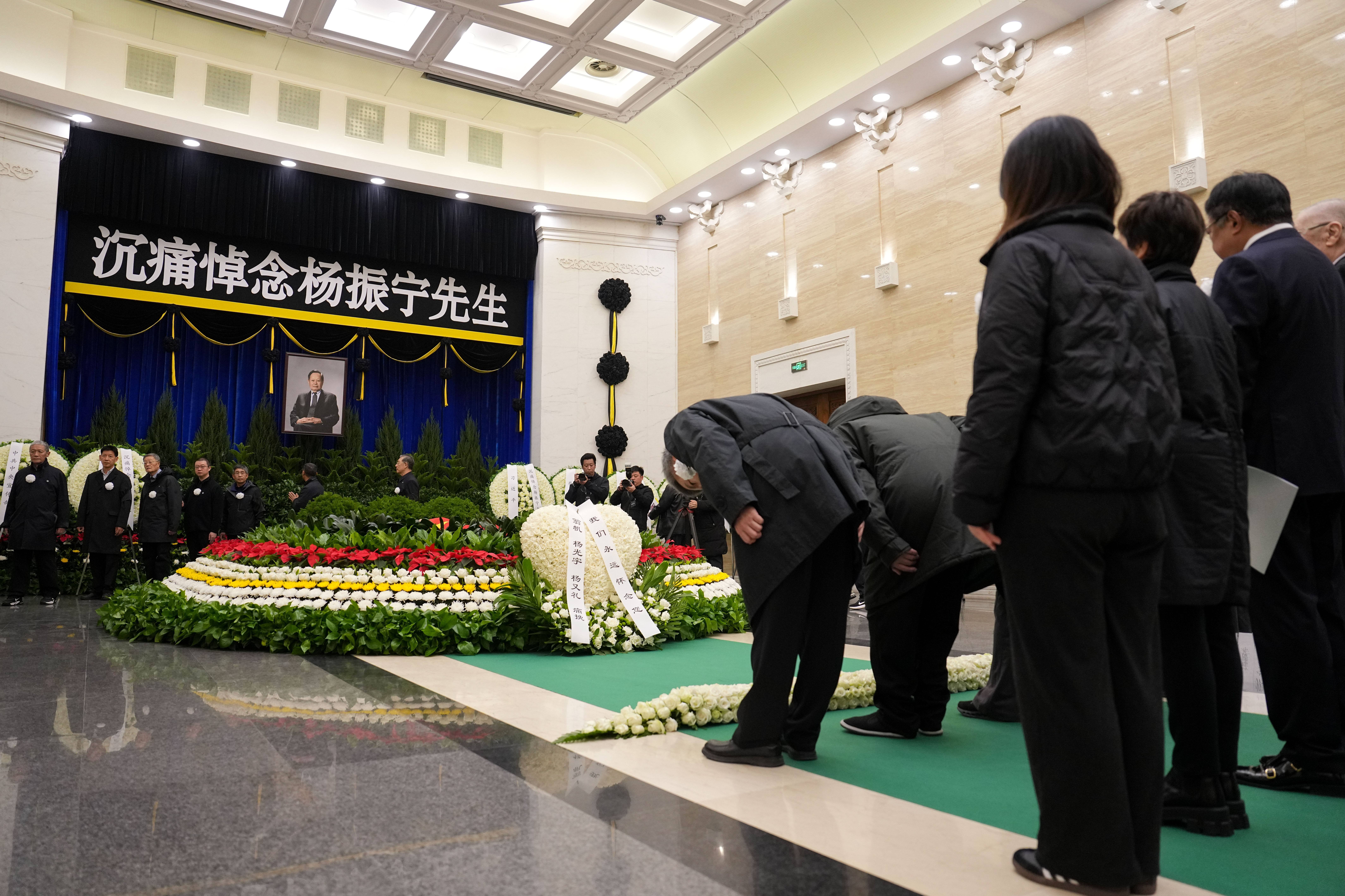 杨振宁遗体告别仪式在北京举行