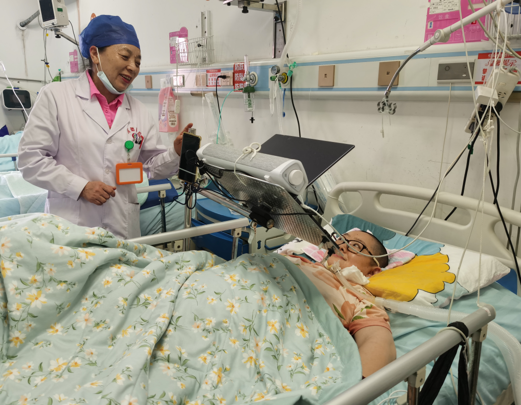 住在国德医院的渐冻症患者(右)医院为每位病人配备了呼吸机,监护仪