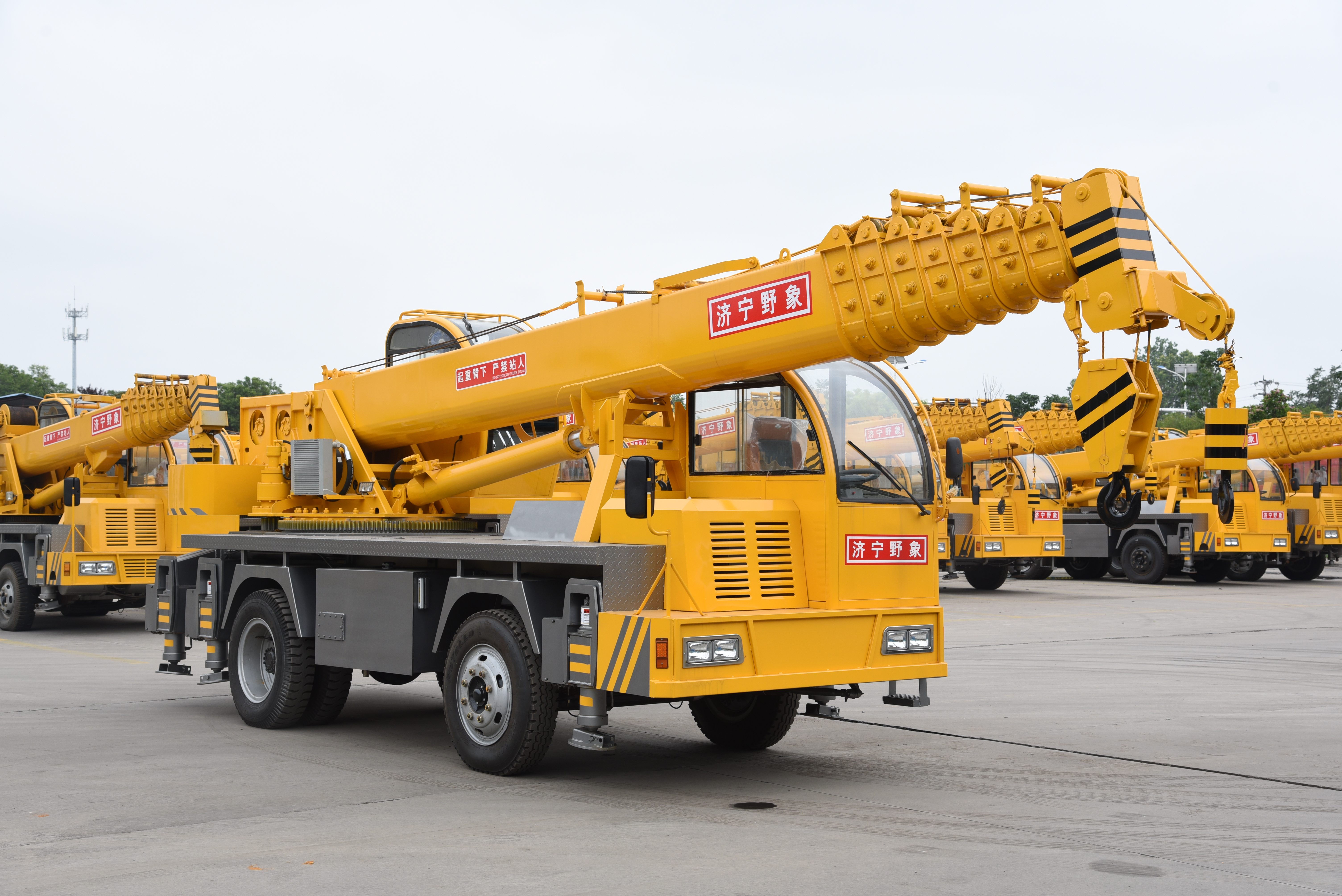 12吨自制吊车6米8节臂起升高度40米大跨距双节支腿自重13吨