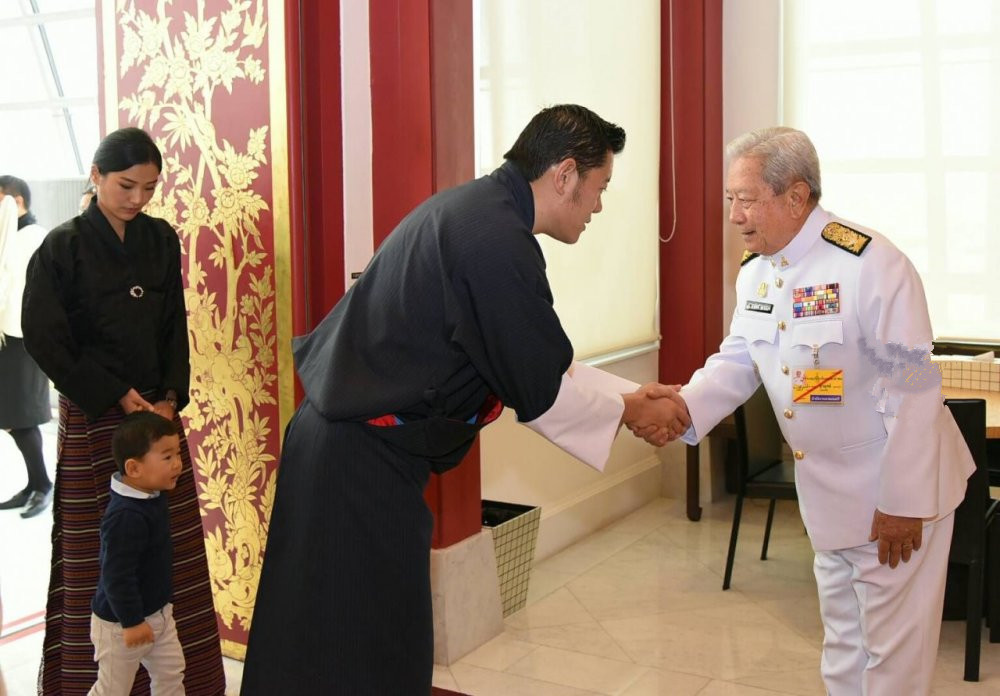 4岁不丹龙太子真难,夹在国王父母中间受气,小小年龄就面带愁容