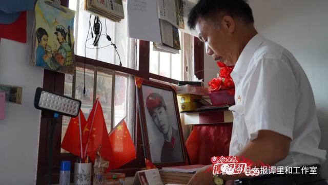 肖国成用镰刀开路,最后在一处杂草比人头还高的山头,找到了李少成的墓